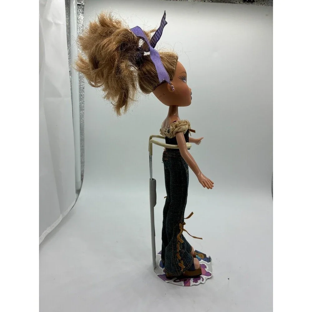 Bratz Strut It! Meygan with Blonde Hair - Black Corset Top & Jeans